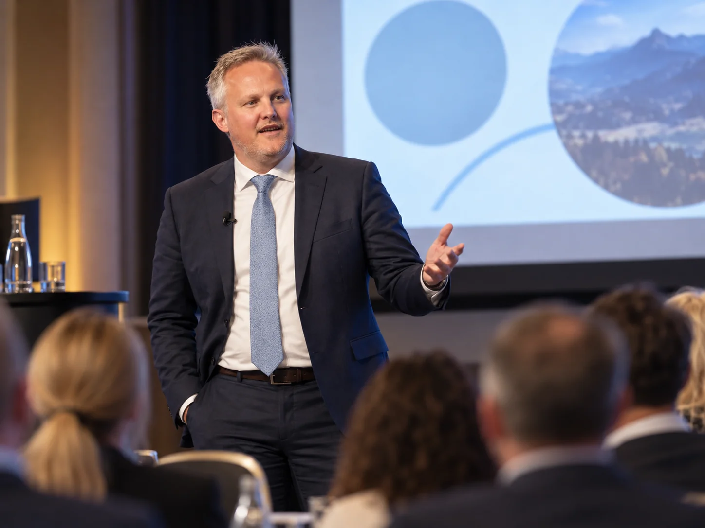 engageret_præsentation_i_konferencesal